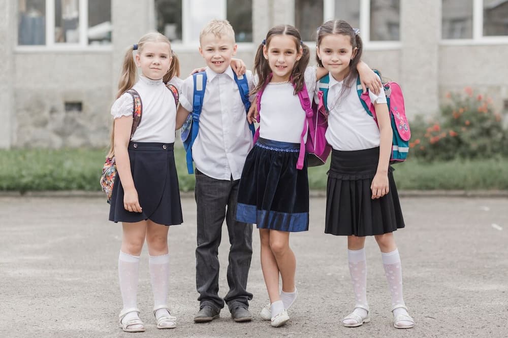 Crianças de uniforme escolar